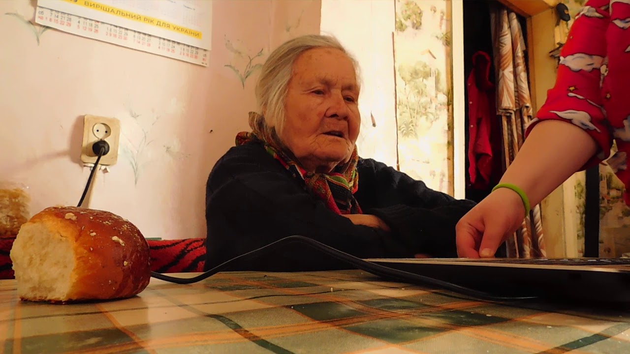Бабушка с ноутбуком. Бабушка с ноутбуком Мем. Бабуля хочет меня курва. Я хочу видео про бабушку.
