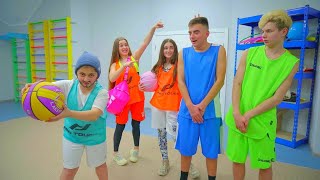 Team dziewcząt vs drużynie koszykówki chłopców| Niezręczne sytuacje w szkole dla fajnych nastolatków
