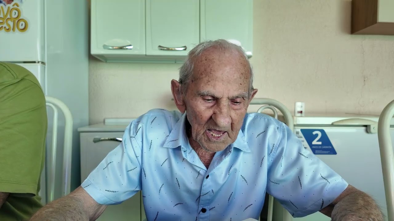 Tentando acompanhar o fôlego do vovô... Ele ainda ganha de 10 a 0! 😂