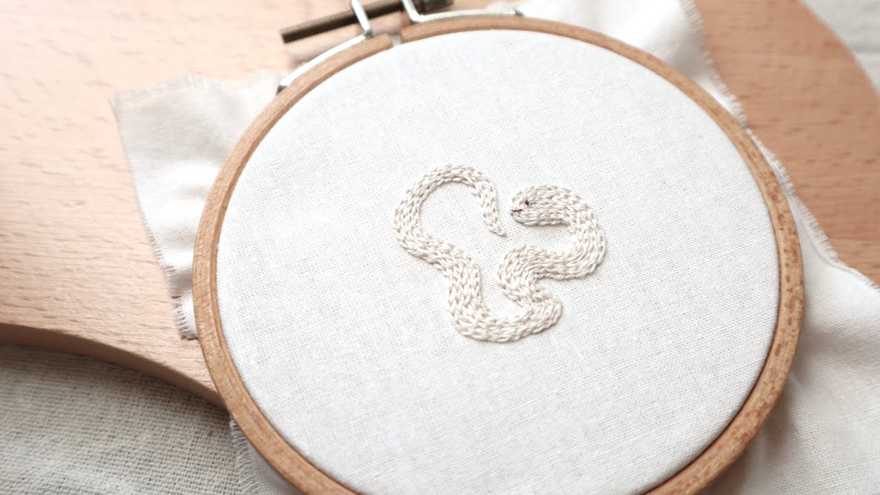 白蛇の刺繍/Embroidery of a white snake
