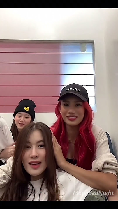 [Anda & Atom]No one can turn their head as fast as she can🤭