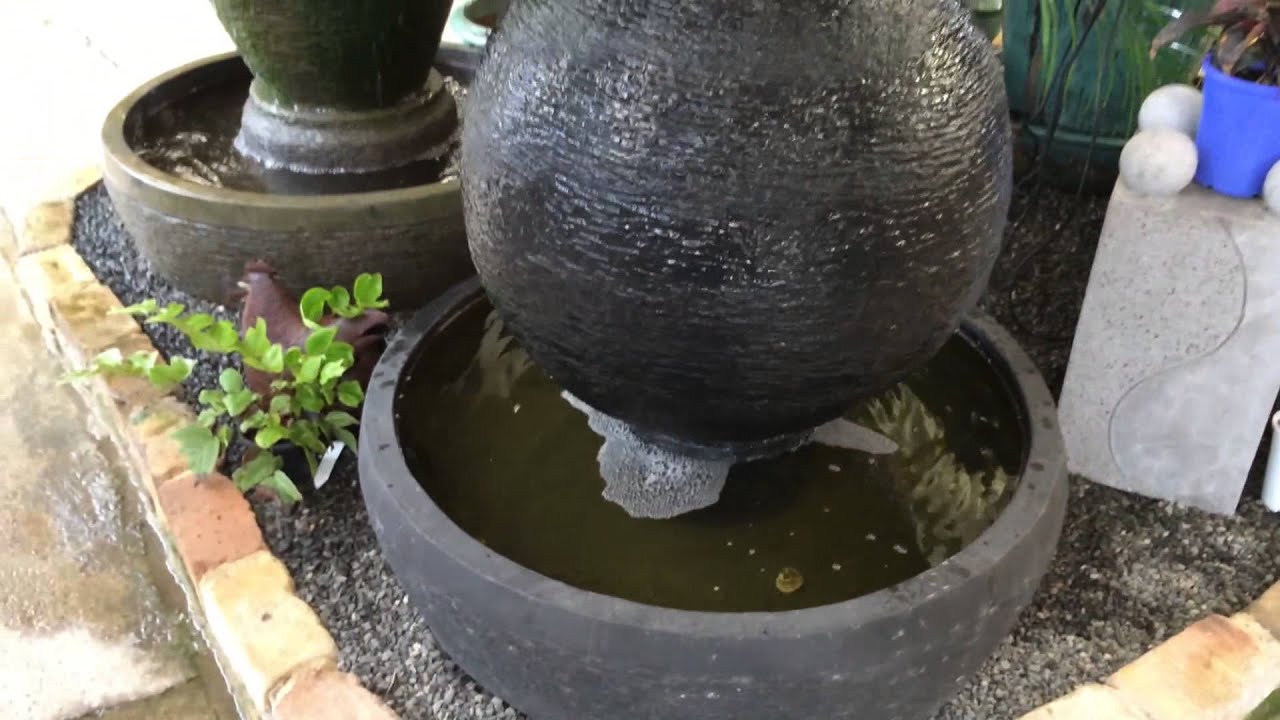 'Medium Ball Fountain' (black) Water Feature