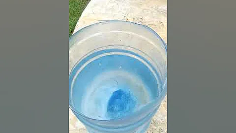 ¿Cómo hago que mi piscina sea azul cristalino?