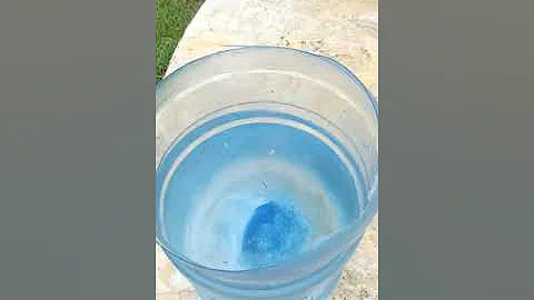 ¿Por qué mi piscina no se vuelve azul?