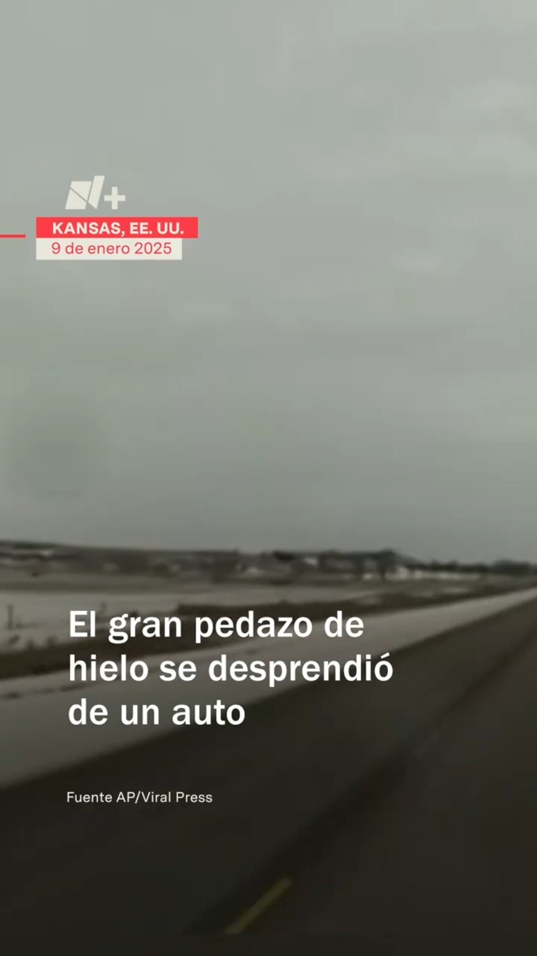 Gran pedazo de hielo se impacta contra camioneta - N+ #Shorts