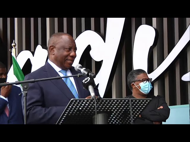 トランポリン大統領　　様 President Cyril Ramaphosa unveils OR Tambo statue at OR Tambo