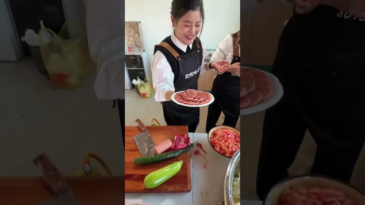 Friends and relatives visited the 8090 courtyard. Everyone was having a lively and happy t