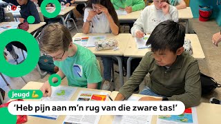 Kinderen van basisschool spelen dag op de middelbare na