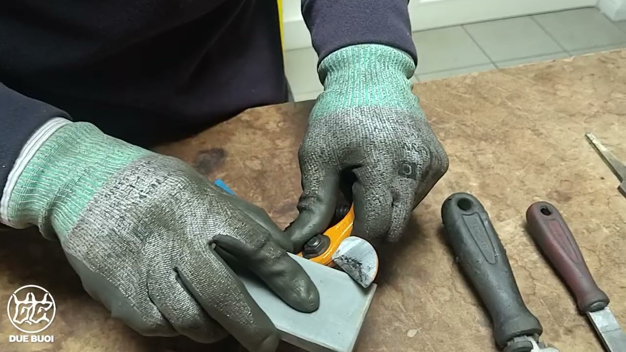 Lima diamantata per affilare le forbici da frutteto a doppio taglio della Due Buoi