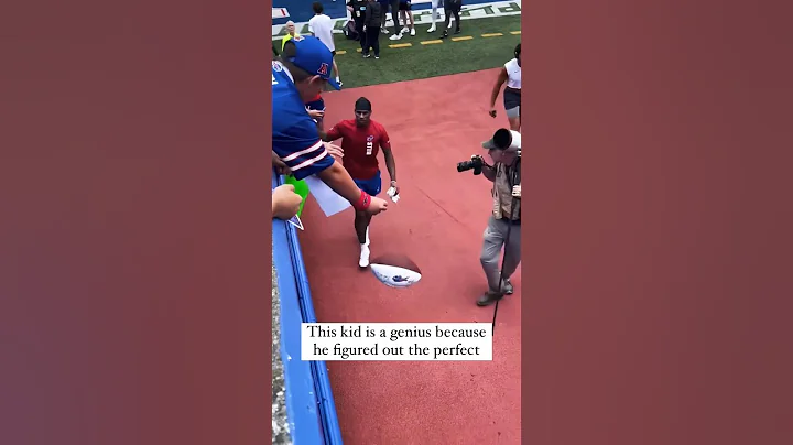 This fan figured out an autograph hack! #shorts #nfl #autographs