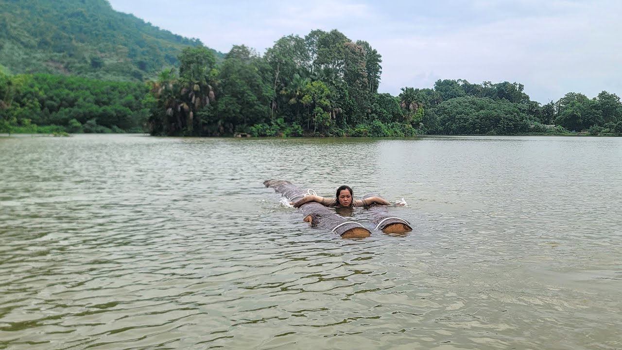 Alone but Unstoppable: Girl Loads Two Super-Heavy Logs onto Tractor