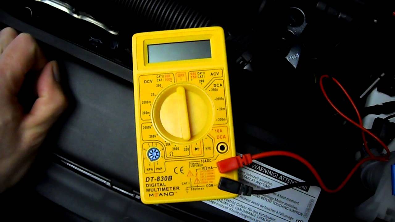 Batteriespannung am Auto messen - Auto Batterie prüfen Autobatterie  Spannung messen 