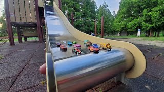 カーズが公園の滑り台から滑ってきます！Cars slide from the slide in the park!　　【トミカ】【カーズ】