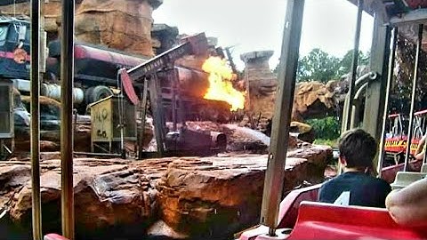 Walt Disney Studio Tram Tour, behind the magic, Catastrophe Canyon, Dinotopia, Reign of Fire Narnia