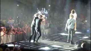 Drag Me Down & Goodbye (Lilo waterfight) - One Direction - OTRA - Manchester - 03/10/15
