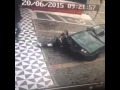 Mulher tenta encostar num carro e se machuca kkk
