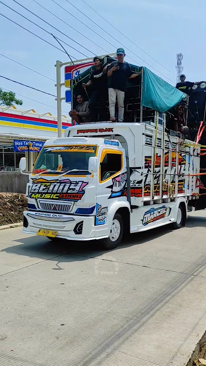 carnival sound transport car passes by #trukmbois #trukmania #trukoleng #carlovers #automobile