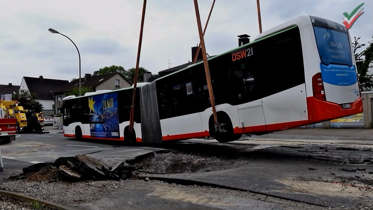🚌Восстановление застрявшего сочлененного автобуса после разрыва водопровода - подготовка сложна