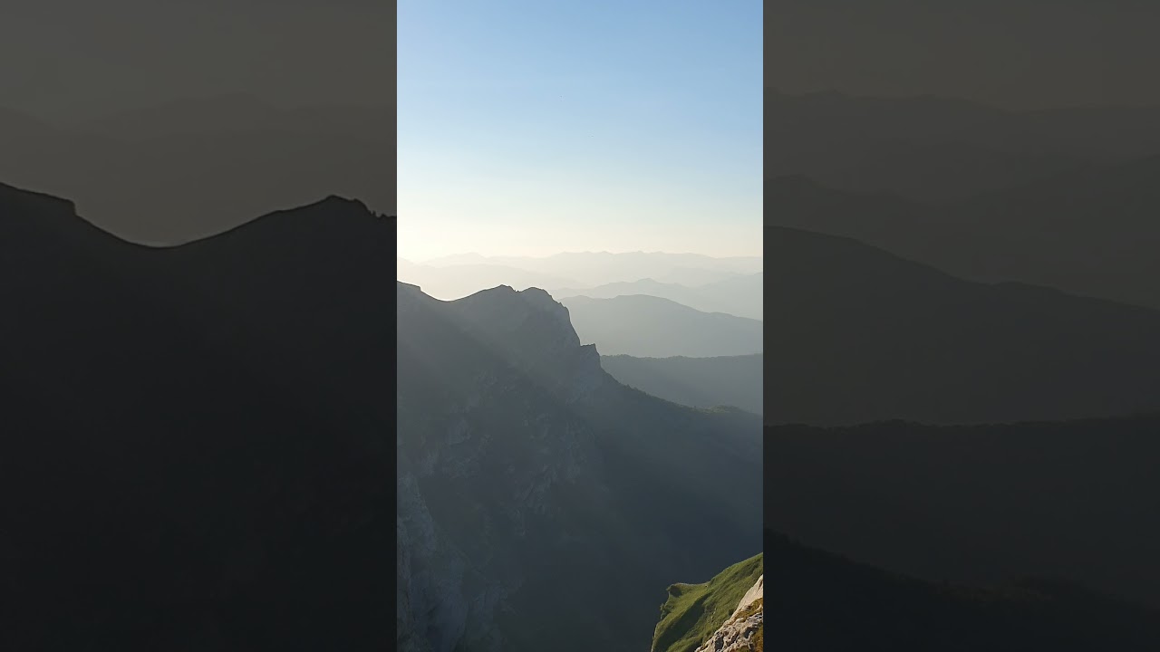 Una de las azoteas de Picos de Europa. Tornos de Liordes. Amanece en el #ValledeCamaleño