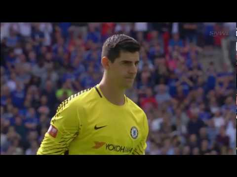 Courtois sút pen