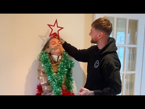 I TURNED MY GF INTO A CHRISTMAS TREE!!!!!