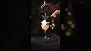 SALTY DOG . Vodka (40 ml) . Grapefruit juice (100 ml) . Rim the glass with salt . Ice .