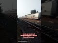 Awas Kereta!!! Kereta Api Jarak Jauh Melintas Di Pagi Hari Yang Cerah
