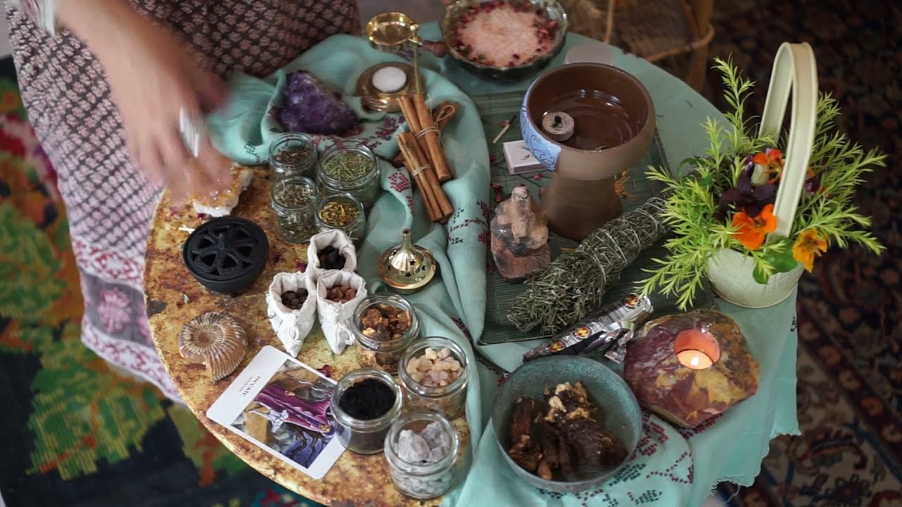 המדריך המלא להקטרה של צמחים ושרפים - הגוד וויטץ' מלמדת בסרט זה על עבודה עם סוגי צמחים ושרפים שונים