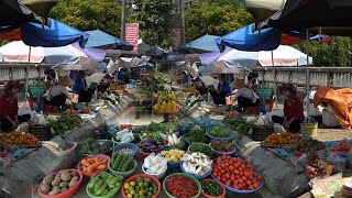 a market is held on the bridge very lively and bustling /battle