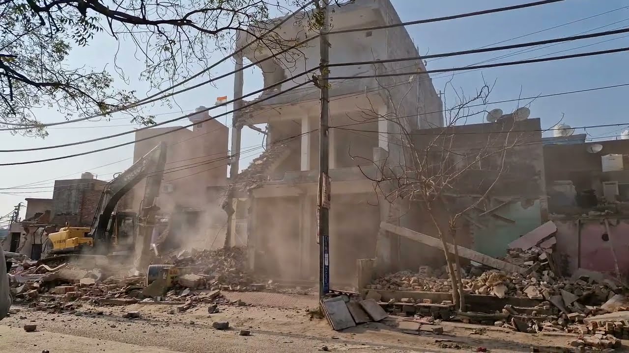 पहले छत गिराना, फिर कोलम गिराना, उससे सारा घर गिर जाएगा। DTP RS BATTH FARUKNAGAR GURUGRAM 