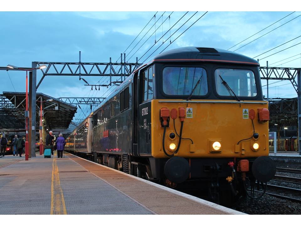 CS 87002 'Royal Soverign' at Crewe on 1M16 Edinburgh to Euston Sleeper ...