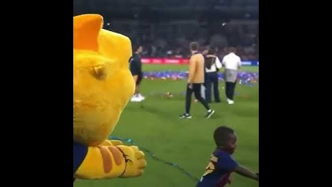 Hermano de Lamine Yamal huye de mascota del Barcelona 😂 (via @fcbarcelona) #shorts | ESPN Deportes