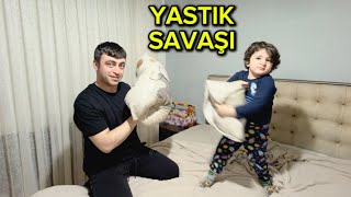 Evde Şakalaşma Kontrolden Çikti Yastik Savaşi 2