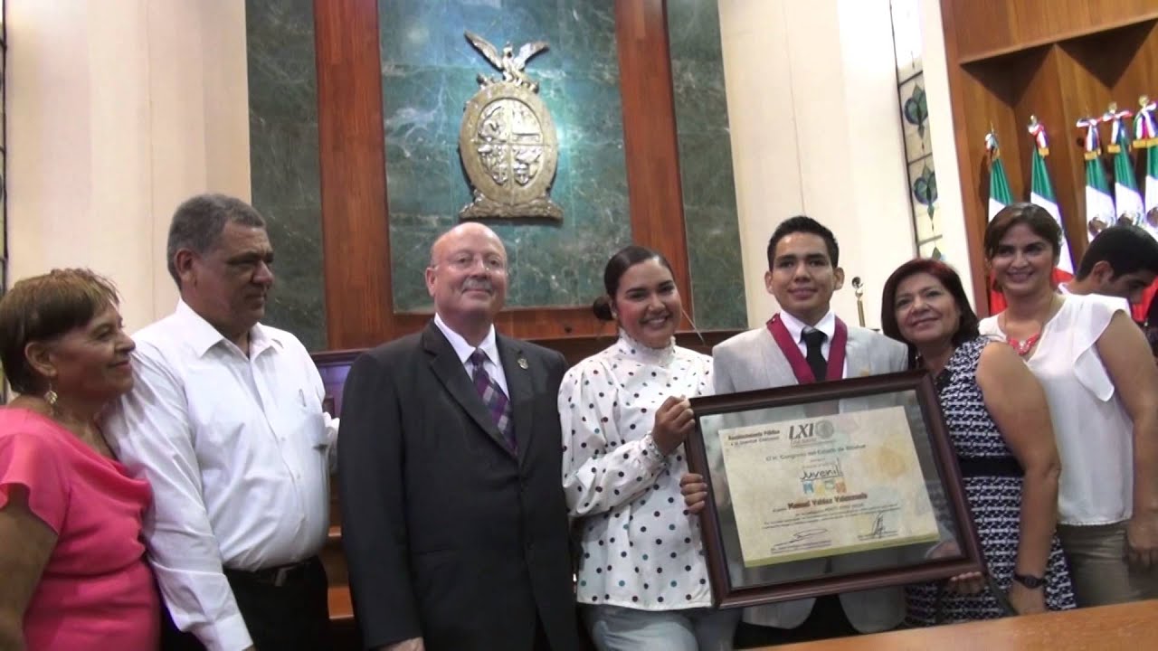 educación a distancia Muestra de orgullo universitario en el Mérito Juvenil 2014