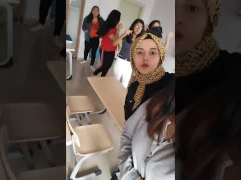 Liseli kızlar sınfta coşuyor