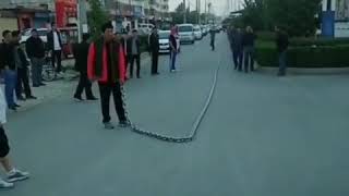 Guy Whipping a Massive Chain screenshot 3