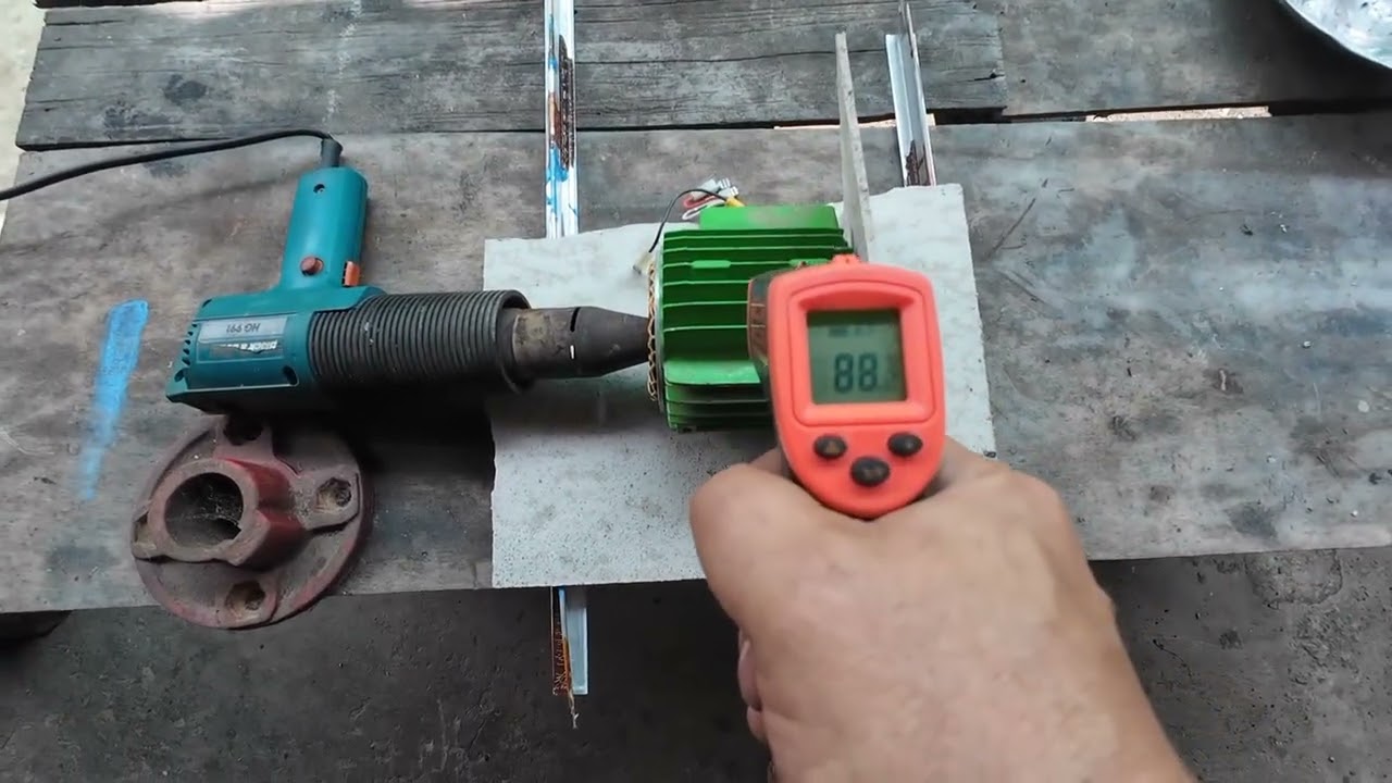 Sähkömoottorin kierrätyspurku ja poraistukka pulttikoneeseen.