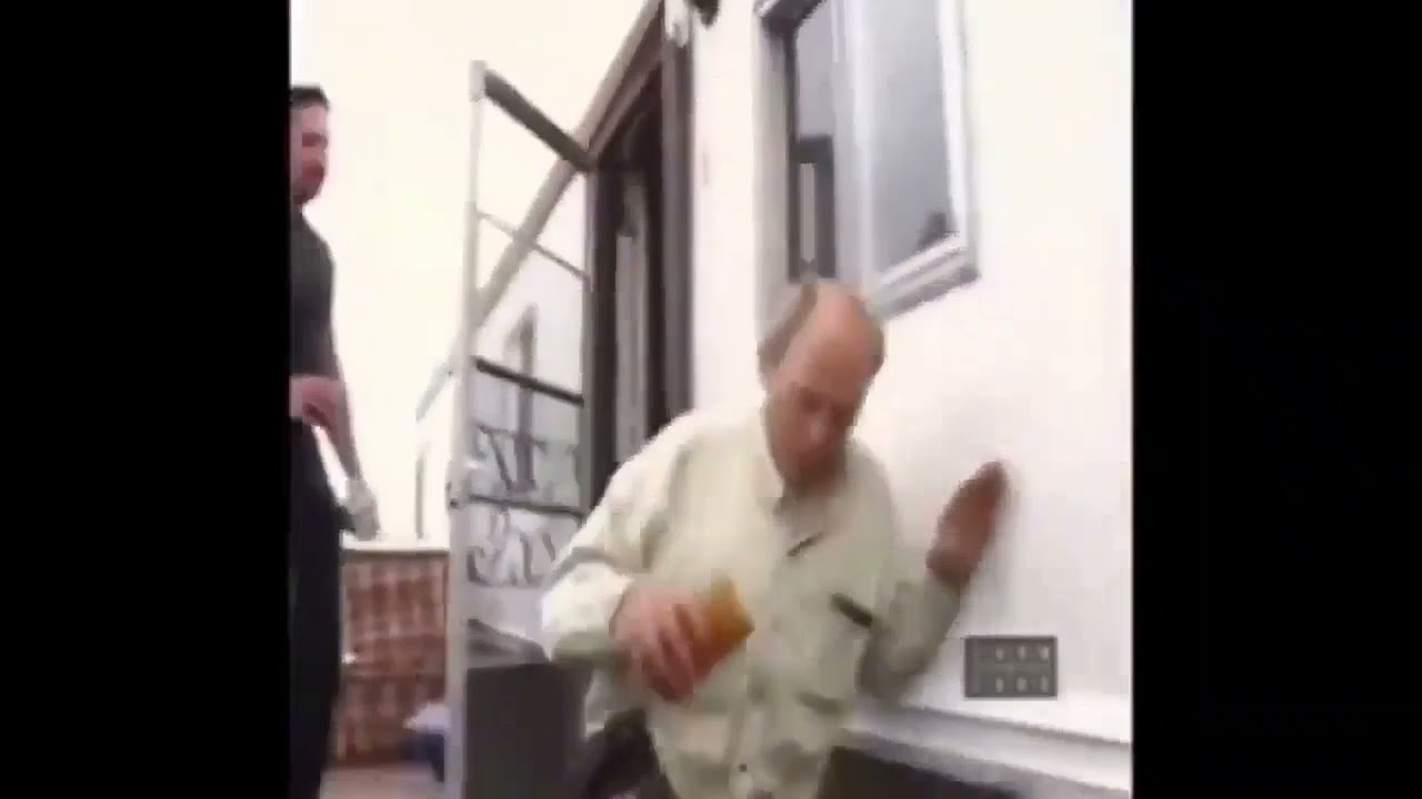 Мужик падает мем