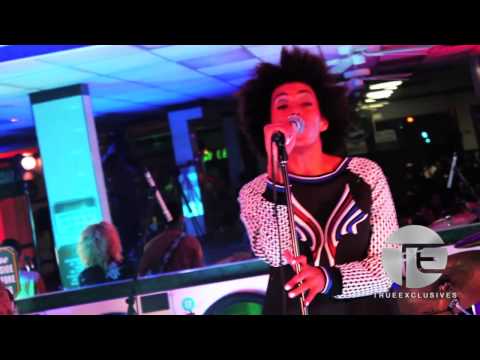 Solange Performs "Losing You" Inside A Brooklyn Laundromat! No Joke!