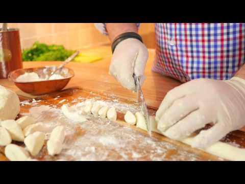 Video: Wie Man Faule Knödel Mit Kirschsauce Macht