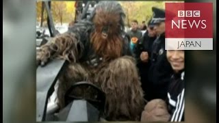 「チューバッカ」、「ダース・ベーダー」を応援して逮捕　ウクライナ