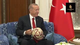تميم بن حمد آل ثاني يهدي أردوغان كرة كأس العالم