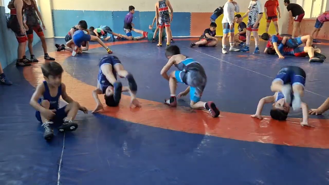 بچه های ۳ تا ۶ سال رو باید با بازی کردن  علاقه مند کنیم  #کشتی#تمرین#بازی#عضلات#motivatin