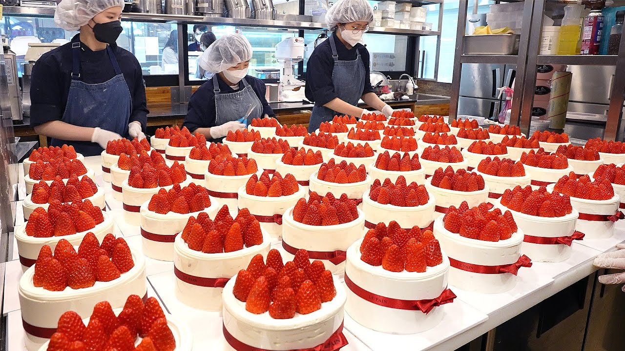 하루 150개씩 팔리는 케이크? 딸기폭탄 넣어주는 주문폭주 딸기케이크┃Strawberry cake mass making process - Korean street food