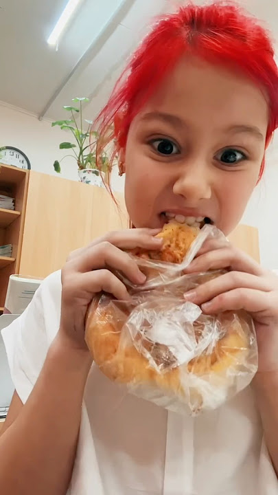 Нашла сотку в школе 😱Смотри мой клип⬆️ #shorts #юмор #ladymilana #вшколе