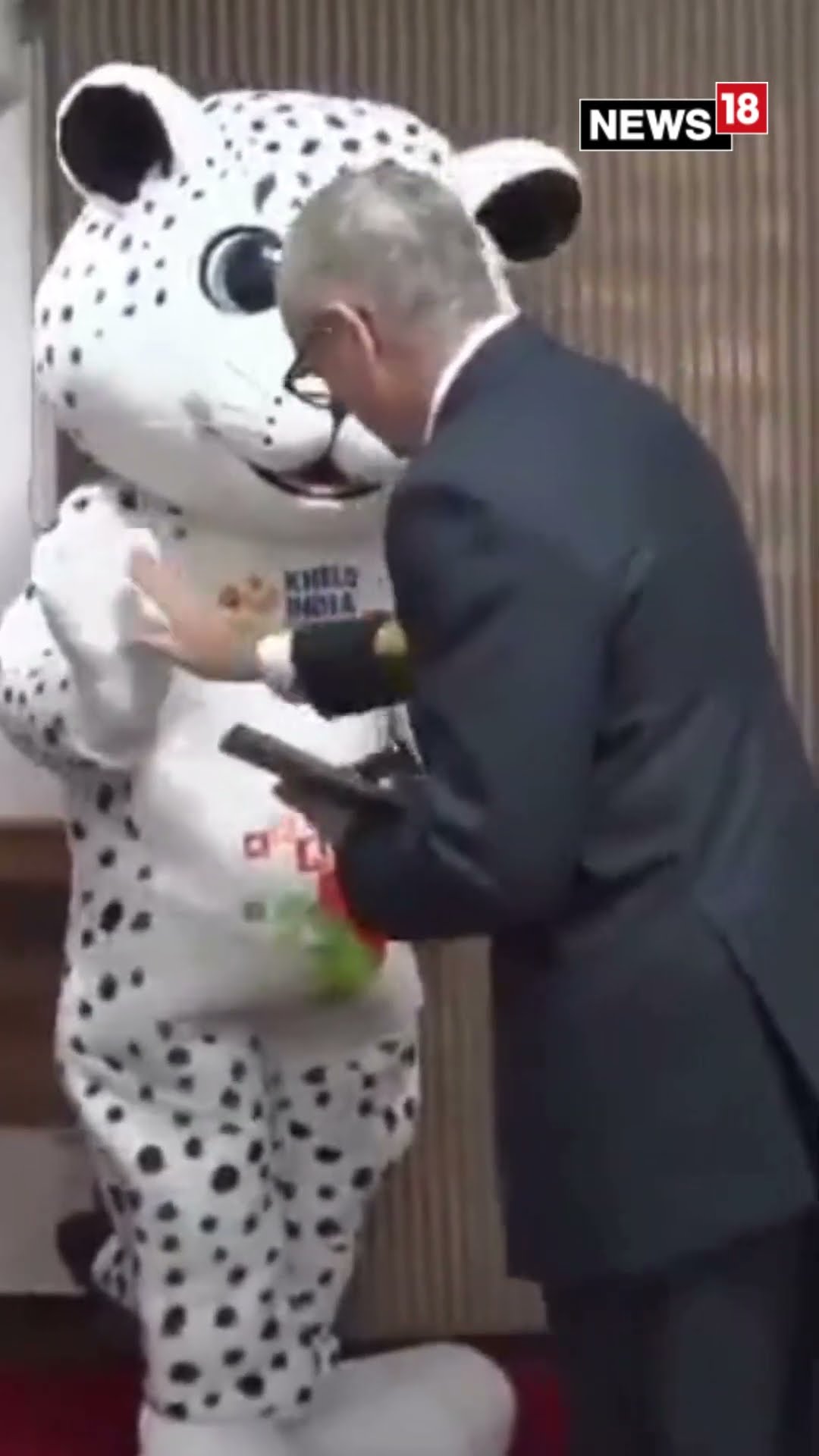J\u0026K CM Omar Abdullah Meets Khelo India Mascot, Takes A Selfie With It | Khelo India | J\u0026K CM | N18S