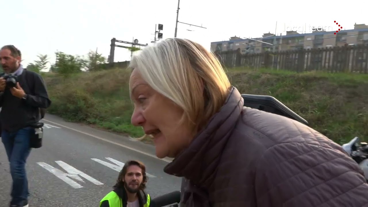 Milano, la rabbia degli automobilisti per il blocco stradale degli attivisti di Ultima Generazione