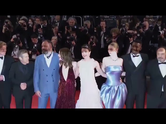 Emma Stone and the cast of "Kinds of Kindness" had some fun on red carpet at the @festivaldecannes.