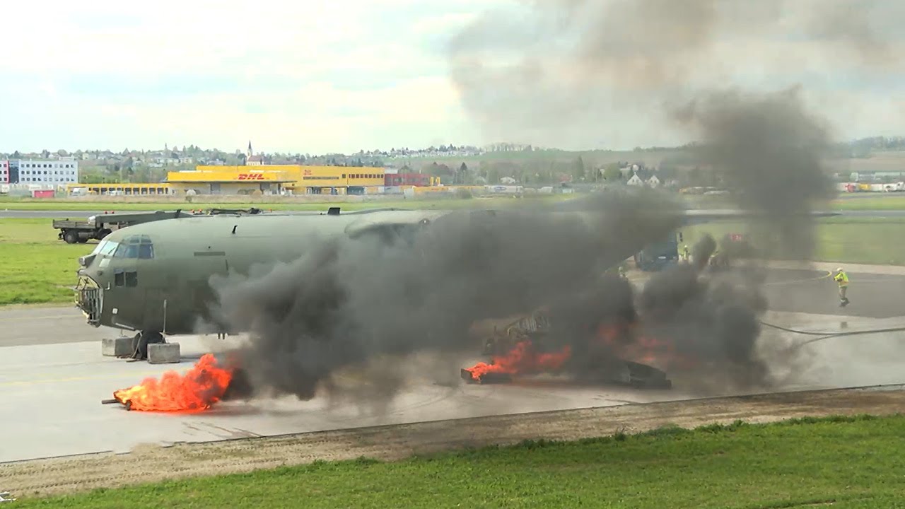 Großübung: Flieger brennt in Hörsching