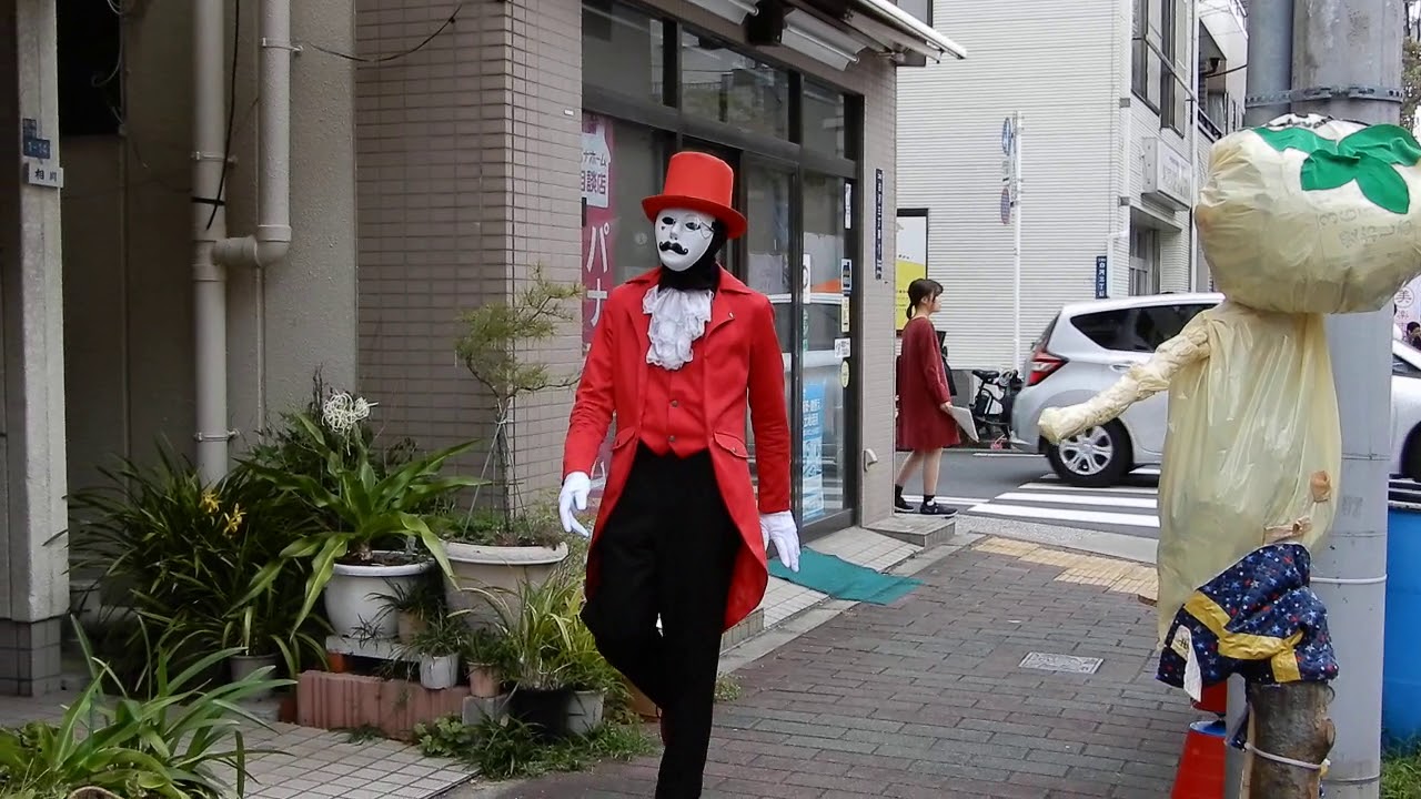 Japanese street performance, Leaflute & Clown 草笛 - YouTube